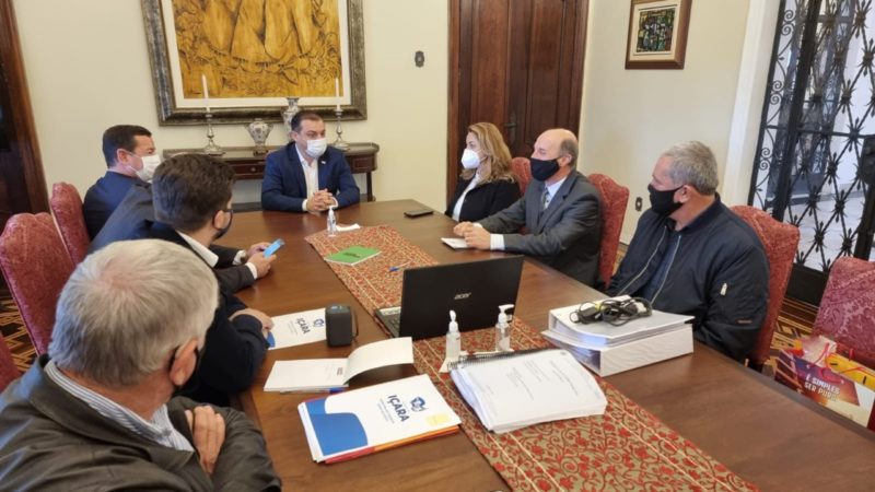 Comitiva i&ccedil;arense esteve reunida com o governador Carlos Mois&eacute;s nesta quinta-feira (5) em Florian&oacute;polis – Foto: Divulga&ccedil;&atilde;o/Prefeitura I&ccedil;ara/ND