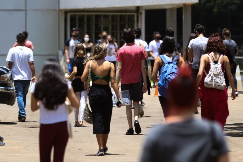 Estudantes caminhando em universidade, para ilustrar o Sisu