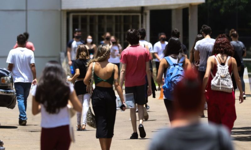 Foto de estudantes caminhando ilustra expectativa para o resultado do Sisu 2025