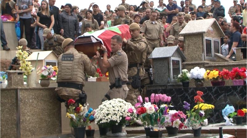 enterro do policial sob forte comoção 