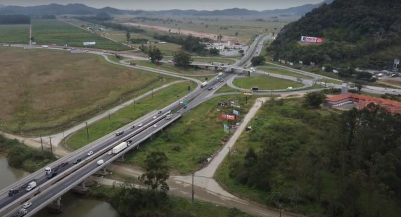 Proposta inclui melhorias como a constru&ccedil;&atilde;o de marginais cont&iacute;nuas, readequa&ccedil;&atilde;o do entroncamento da 101 com a 470, implanta&ccedil;&atilde;o de novos viadutos e pontes – Foto: Marcelo Feble/NDTV