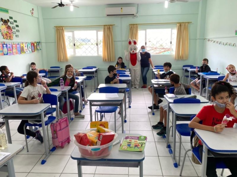 Alunos em registro feito em abril na Escola Municipal Artur Schmann, no Centro de Camboriú – Foto: Reprodução Internet