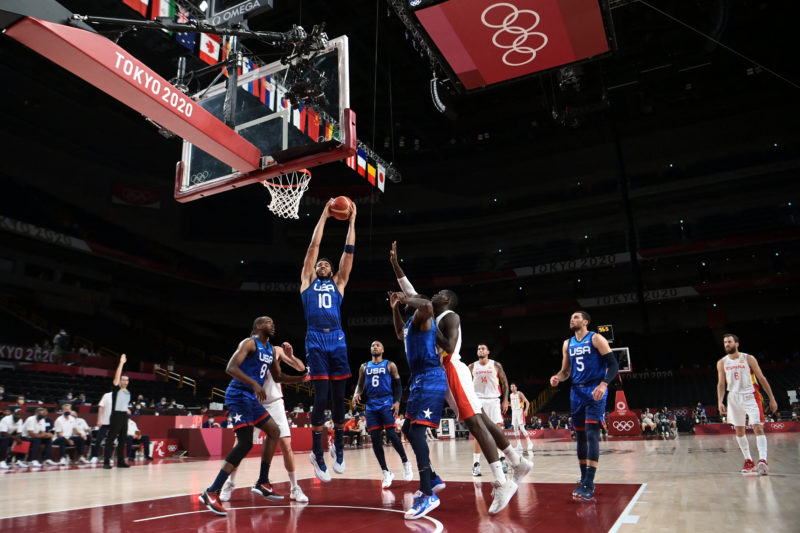 EUA derrotam Espanha e mantêm sonho do tetra no basquete masculino em Tóquio – Foto: Aris MESSINIS / AFP