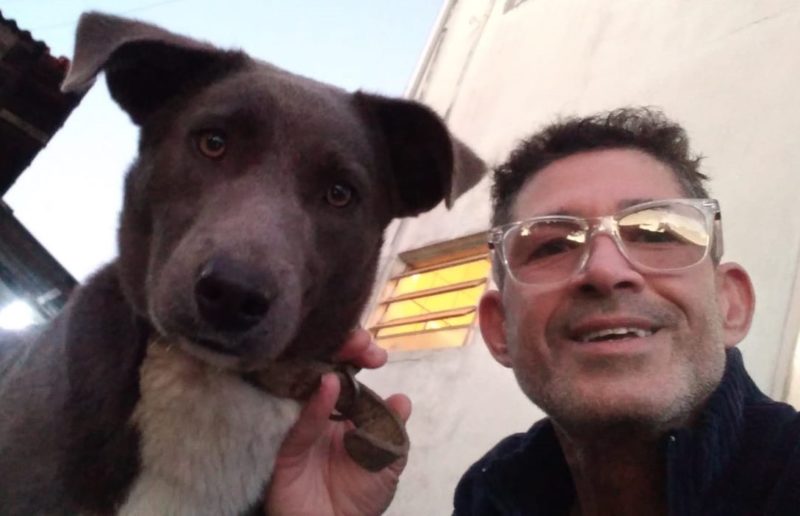 Cláudio e sua companheira fiel, Isabela. A cachorra que vivia nas ruas, hoje, tem um novo lar. – Foto: Cláudio Soares/ arquivo pessoal/ ND