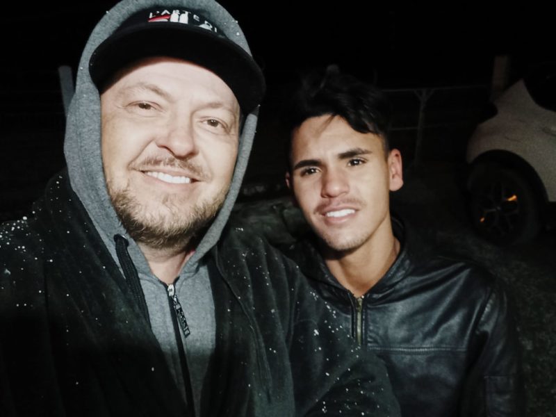 Os dois rapazes foram adotados por F&aacute;bio j&aacute; mais velhos – Foto: Arquivo pessoal/ND