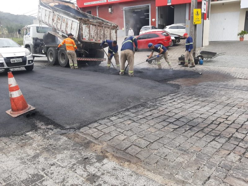 Motoristas n&atilde;o respeitam faixa elevada instalada no bairro Itinga, em Joinville – Foto: Kleber Viana dos Santos/Divulga&ccedil;&atilde;o
