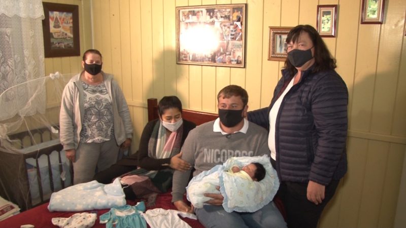 Valentim recebe todo o amor e carinho da família em Braço do Norte, Sul de SC. – Foto: Reprodução/NDTV