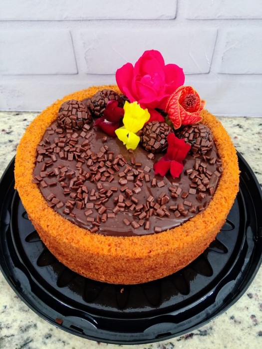 Bolo de cenoura com brigadeiro – Foto: Fer Weber Confeitaria/Divulga&ccedil;&atilde;o