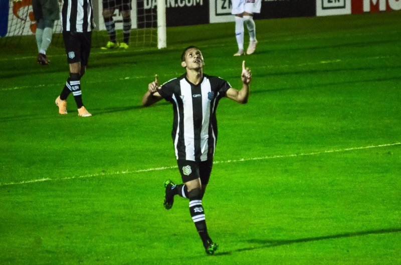 Andrew comemora gol durante partida contra o Paraná Clube – Foto: Foto: R.PIERRE/Estadão Conteudo/ND