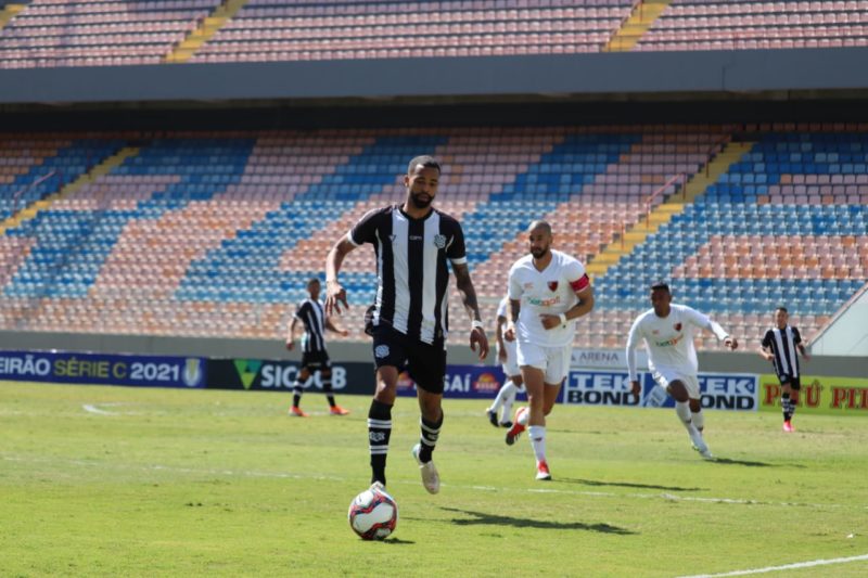 Luis Ricardo com a bola e com a camisa de listra do Figueirense