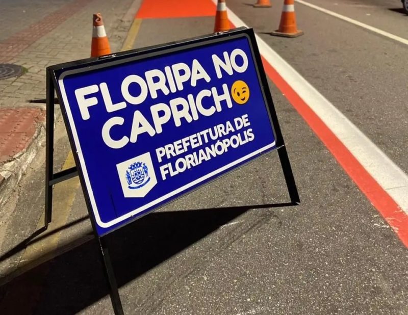 Em Florianópolis, até as placas de obras ganharam alusões ao público jovem e mais “conectado”. O slogan “Floripa No Capricho” tem um emoji substituindo o último caractere &#8211; Foto: Reprodução/Instagram