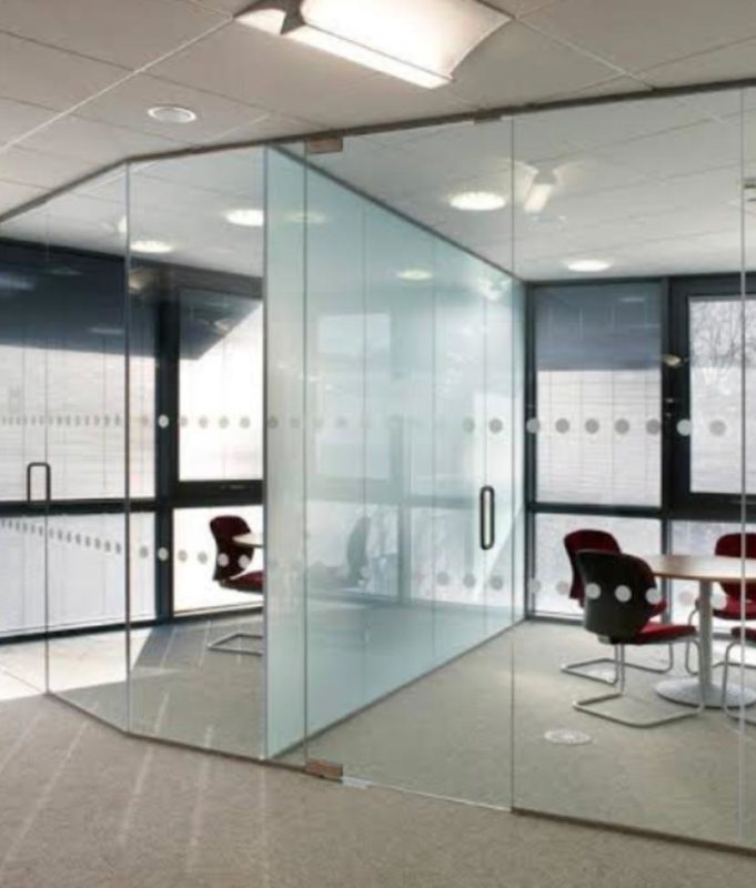 Além das vantagens já conhecidas do vidro, agora ele oferece escolhas quanto à privacidade – Foto: Divulgação Four New Glass