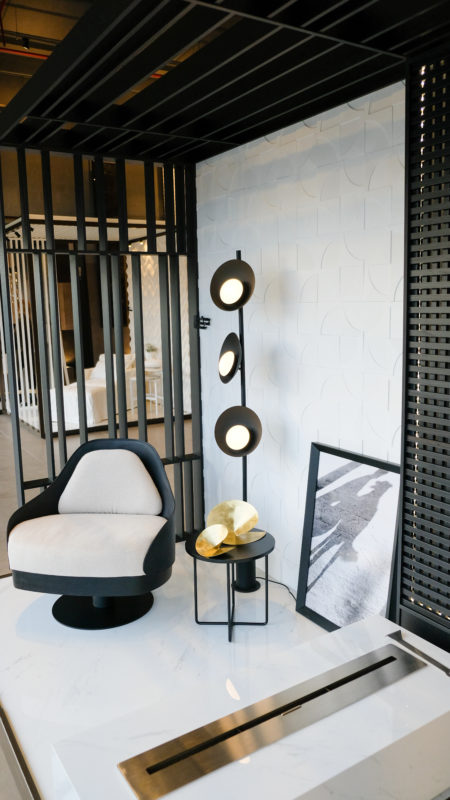 STUDIO CRIS PASSING E ANDERSON SCHUSSLER – Porcelanato Mosarte 120x240cm, Statutario Platina, na lareira – Foto: Divulga&ccedil;&atilde;o