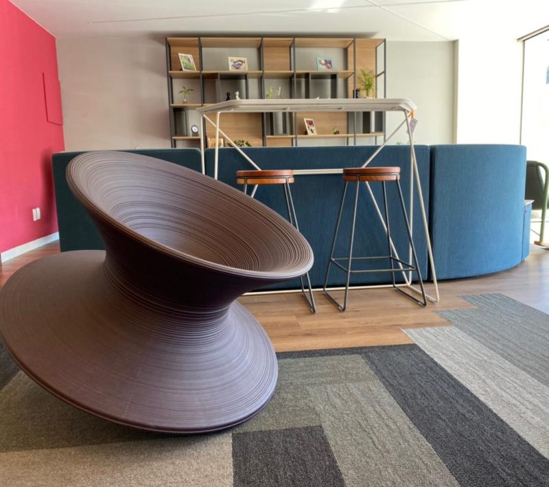 Ambiente com spun, a cadeira mais divertida do mobiliário – Foto: Divulgação Studio Office