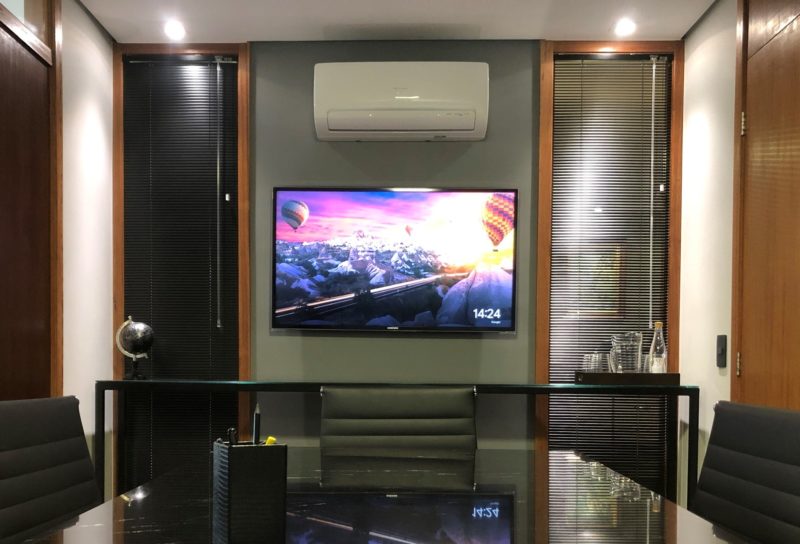 Sala de reuni&otilde;es ganha estilo s&oacute;brio com as cores Cromio e Elefante, compondo com os demais revestimentos – Foto: Divulga&ccedil;&atilde;o TL Advogados