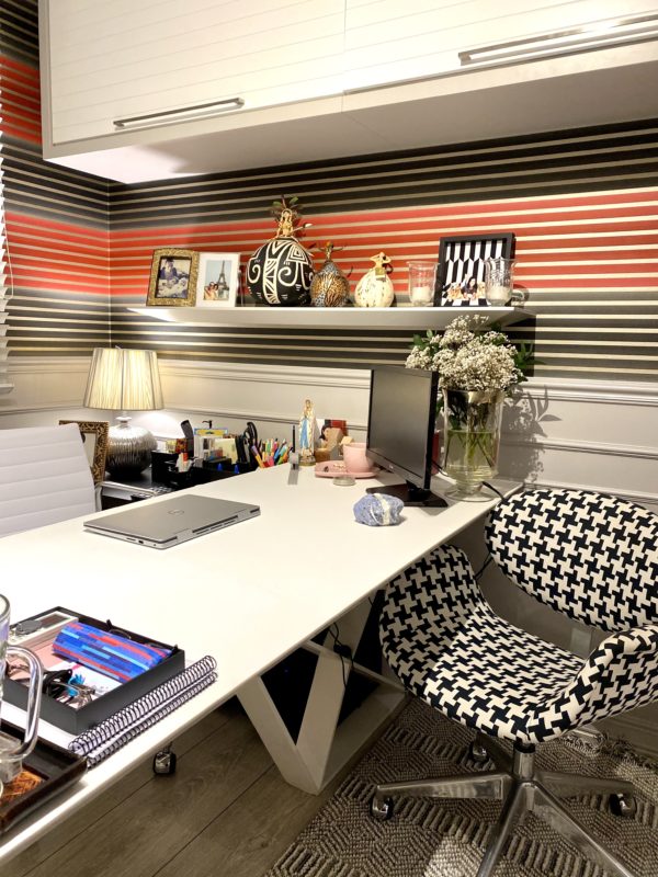 Em torno da mesa, de tamanho suficiente para acomodar seus materiais, Cláudia coloca objetos de estima, flores e outros materiais que trazem o aconchego para os momentos de criação- Foto: Divulgação Claudia Couto