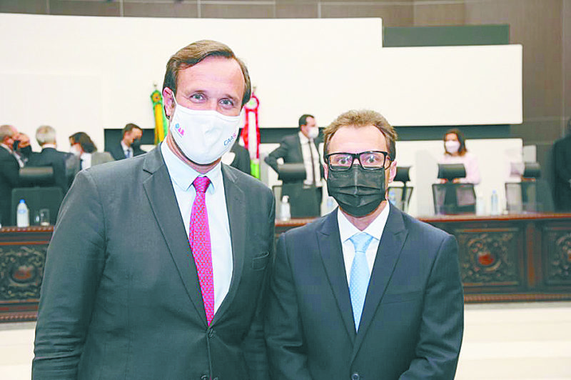 P&iacute;tsica (&agrave; direita) com o presidente da OAB/SC, Rafael Horn – Foto: Divulga&ccedil;&atilde;o/ND