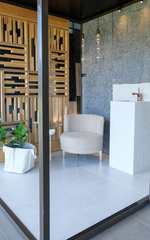 ADRIANA TIEZZI INTERIORES – Porcelanato London Light, 120x120cm na bancada com cuba esculpida – Foto: Divulga&ccedil;&atilde;o Mosarte