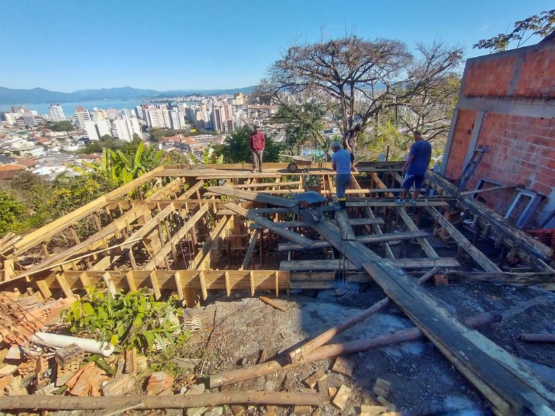 Casas destruídas em incêndio estão sendo reconstruídas na comunidade do Monte Serrat, em Florianópolis – Foto: Eduardo Beltrame/Dazoom Fotografia/Divulgação/ND