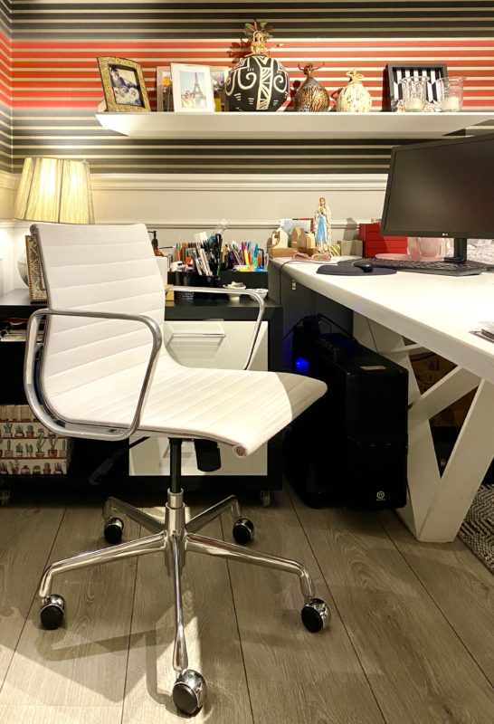 Destaque para a cadeira, uma clássica Charles Eames em couro branco, muito resistente e confortável – Foto: Divulgação Claudia Couto