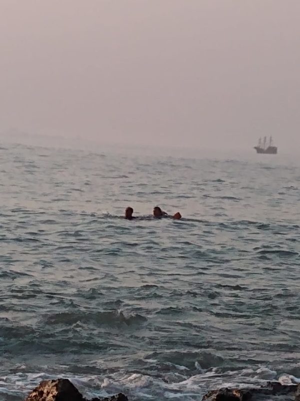 Morador ajudou pescadores que naufragaram em Penha – Foto: Corpo de Bombeiros Penha/Divulga&ccedil;&atilde;o