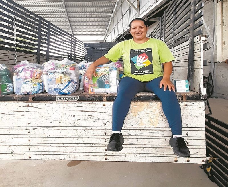 Sarajane Rodrigues vive da coleta de lixo h&aacute; 20 anos e diz que o avan&ccedil;o da reciclagem vai proporcionar aumento de renda para ela e impactar positivamente a cidade – Foto: Arquivo Pessoal