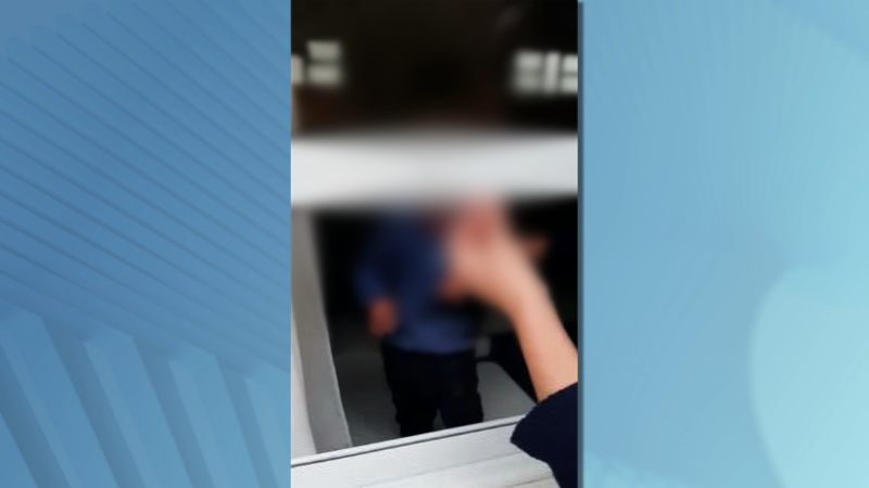 Pais precisaram quebrar uma janela para resgatar o menino de dentro da creche em Ibirama – Foto: Reprodução/Internet