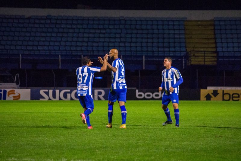 Leão da Ilha comemora um dos gols anotados na vitória pelo placar de 2 a 0 diante do Náutico – Foto: Frederico Tadeu/Avaí FC (2)