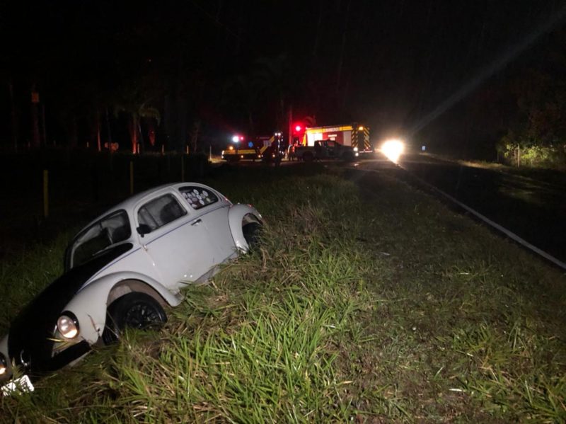 Na noite de domingo (1º) o motorista de um fusca perdeu o controle do veículo na SC-415, em Balneário Barra do Sul, saiu da pista e capotou. O carro caiu em um barranco à margem da rodovia – Foto: Ricardo Alves/NDTV