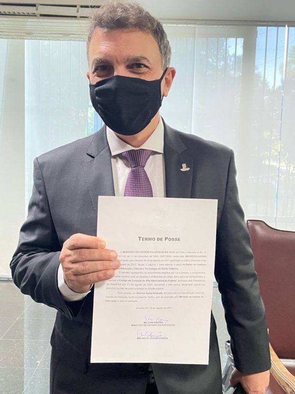 Maurício Gariba Jr., com o termo de posse, no Ministério da Educação, em Brasília – Foto: Divulgação/ND