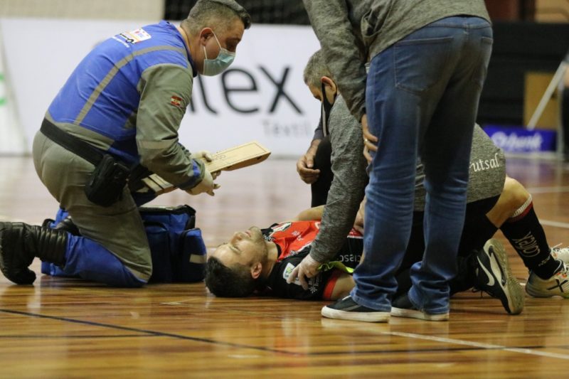 Genaro se lesionou no jogo contra o São Lourenço, na noite de quarta-feira (11) – Foto: Juliano Schmidt/JEC/Krona