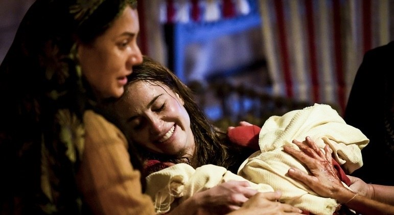 Rebeca deu à luz Esaú e Jacó na quinta fase da novela Gênesis – Foto: Blad Meneghel/Record TV/Divulgação/ND