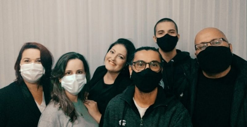 Da esq. para dir.: Giseli Silva, Danielli Stahelin Boeing, Vanessa Schlickmann, Rodrigues Viana, Vinicius Schlickmann Krauss e Edemilson Krauss, parte da equipe da Ciranda Solid&aacute;ria – Foto: Divulga&ccedil;&atilde;o/ND