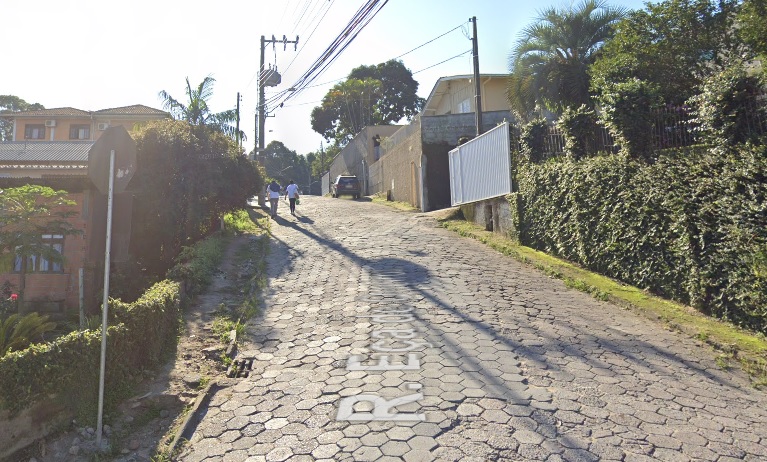 Jovem de 22 anos foi encontrado ca&iacute;do na rua E&ccedil;a de Queiroz, baleado no rosto – Foto: Reprodu&ccedil;&atilde;o/Google Maps/ND