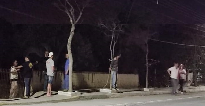 Homem é amarrado em árvore após furtar bicicleta em Agrolândia – Foto: Reprodução/Internet/RDC Notícias