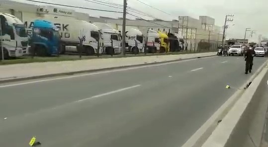 Idoso colidiu com mureta central e foi atropelado por carro em Itaja&iacute; – Foto: Reprodu&ccedil;&atilde;o/ND