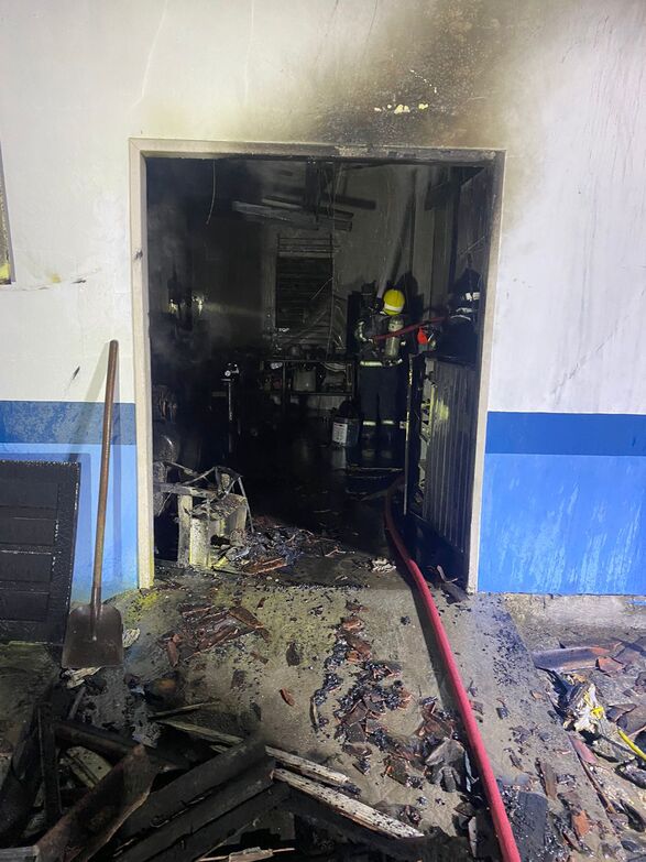 Bombeiros combatem as chamas no galp&atilde;o do Departamento de Limpeza P&uacute;blica – Foto: CBMSC/Divulga&ccedil;&atilde;o/ND