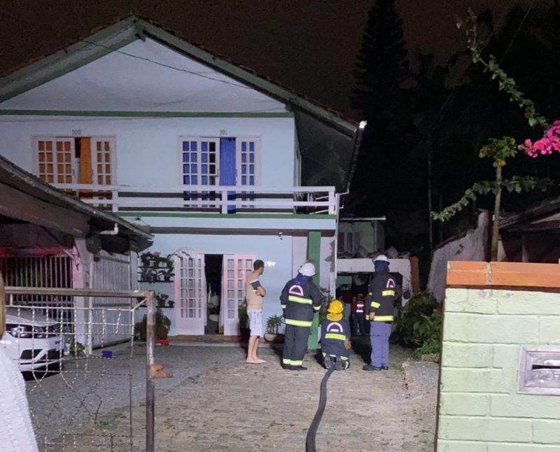 Inc&ecirc;ndio aconteceu na noite de sexta-feira (27), no bairro Sagua&ccedil;u – Foto: Ricardo Alves/NDTV