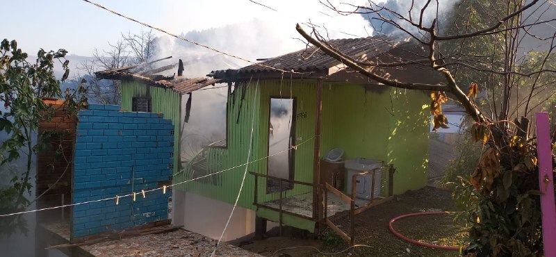 Casa mista foi destruída pelas chamas – Foto: Corpo de Bombeiros/ND