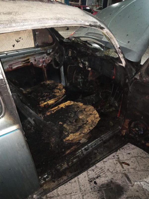 Fusca foi destruído pelas chamas – Foto: Corpo Militar de Bombeiros/ND