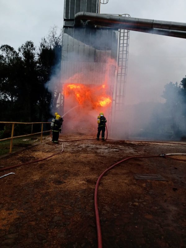 Incêndio estava em fase de crescimento no depósito de serragem da indústria quando o Corpo Militar de Bombeiros chegou ao local – Foto: Corpo de Bombeiros/ND