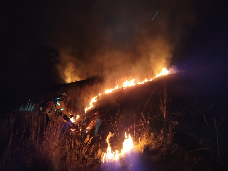 Inc&ecirc;ndio foi contido pelo Corpo de Bombeiros e moradores das proximidades – Foto: Corpo de Bombeiros Militar de Quilombo/ND