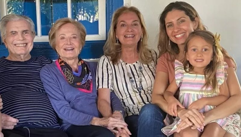Maria Pugliese (segunda a direita na foto) prestou homenagem ao avô Tarcísio Meira- Foto: Internet/Divulgação/ND