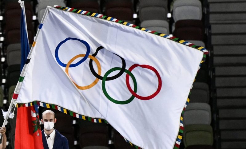 Bandeira olímpica durante a cerimônia de encerramento das Olimpíadas de Tóquio