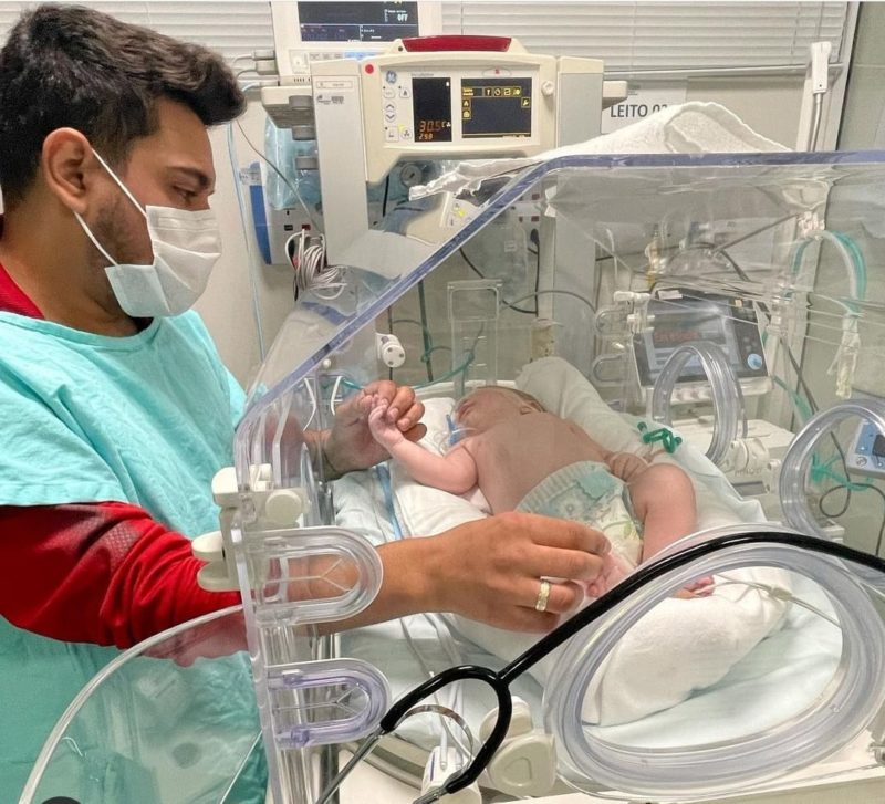 Israel Lucero pediu ora&ccedil;&otilde;es ao filho que est&aacute; na UTI com Bronquiolite – Foto: Reprodu&ccedil;&atilde;o Instagram/ND