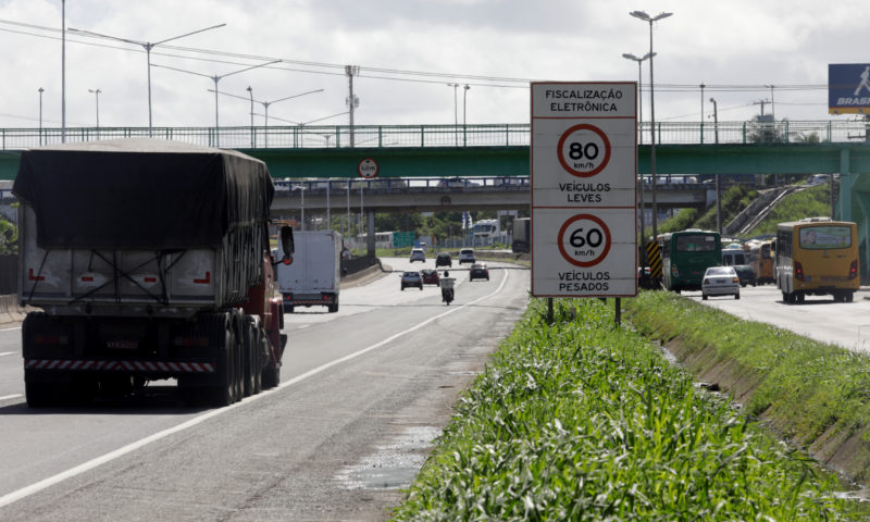 Respeitar os limites de velocidade pode ajudar a evitar acidentes e garantir fluidez e segurança nas rodovias – Foto: Getty Images/ND
