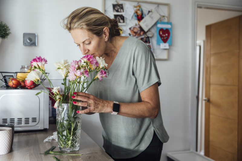 Trocar a &aacute;gua das flores diariamente pode ajudar e conribuir que se mantenham vivas por mais tempo – Foto: iStock/Divulga&ccedil;&atilde;o