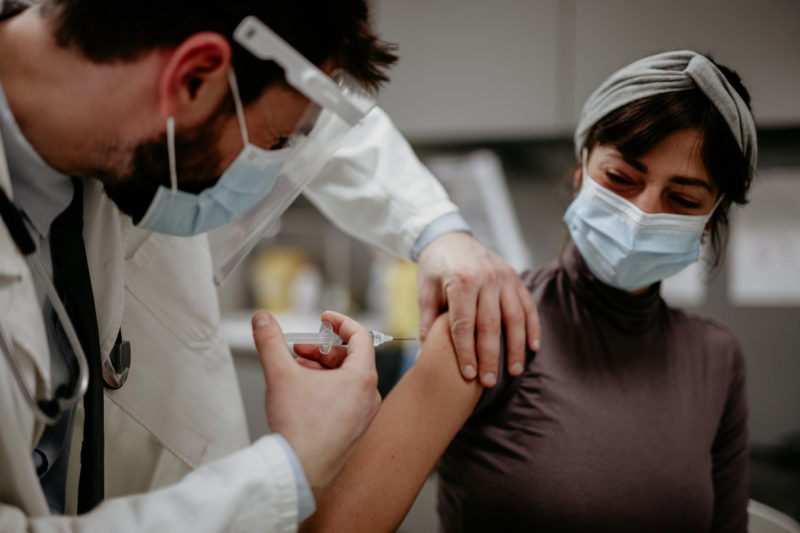 Aderir campanhas de vacinação ajudam a manter o controle de vírus que já existem vacinas para serem aplicadas – Foto: iStock/Divulgação