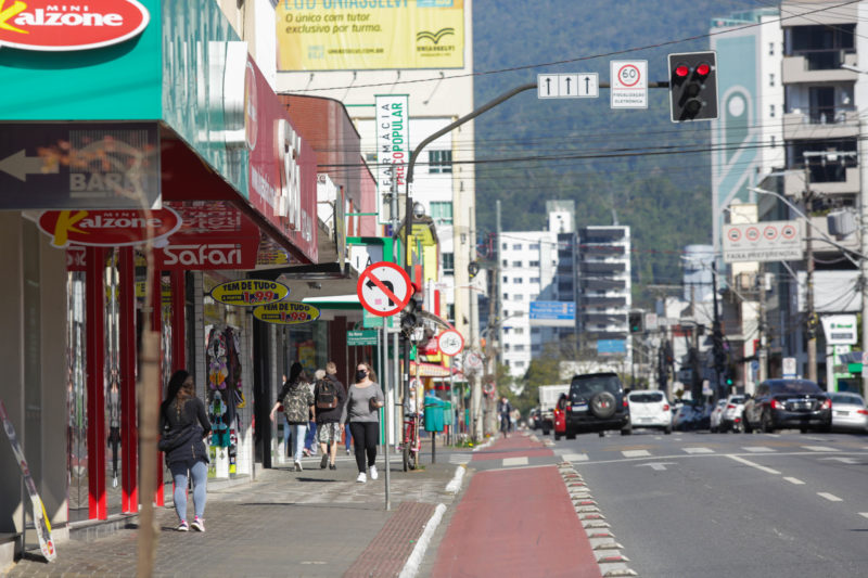 Olho atentos nas promo&ccedil;&otilde;es. Em Jaragu&aacute; do Sul com&eacute;rcio ter&aacute; hor&aacute;rio especial. – Foto: Carlos Junior&nbsp;