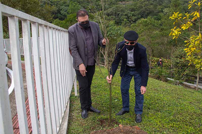 Prefeito Orvino Coelho (E) também participou do plantio de árvores – Foto: PMSJ/Divulgação/ND